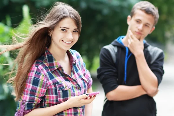 Junges Paar flirtet — Stockfoto