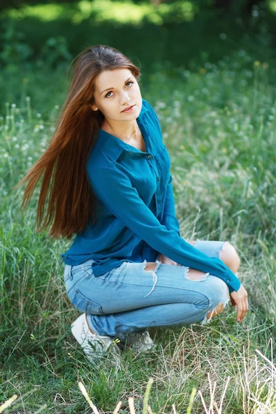 Modefrau auf grünem Gras — Stockfoto