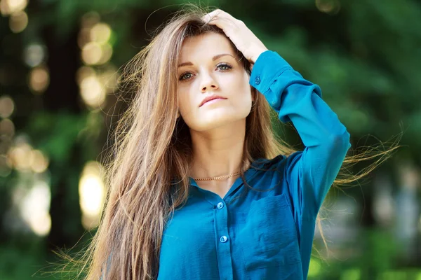 Bella donna con i capelli lunghi — Foto Stock