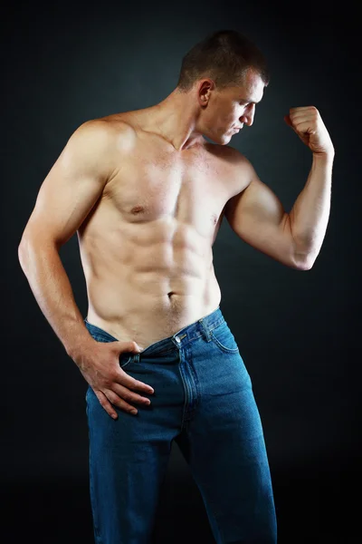 筋肉の男が彼の素晴らしい体を披露 — ストック写真