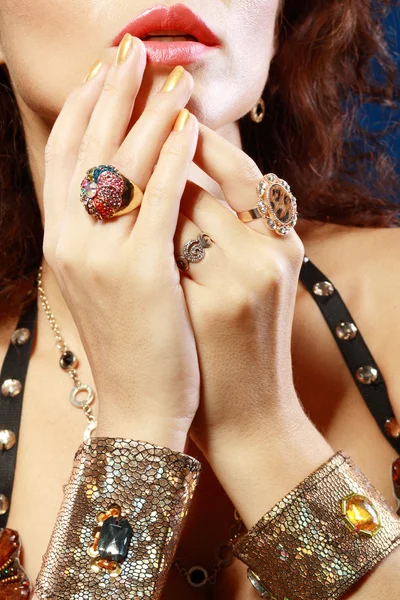 Donna con mani di gioielli di lusso — Foto Stock