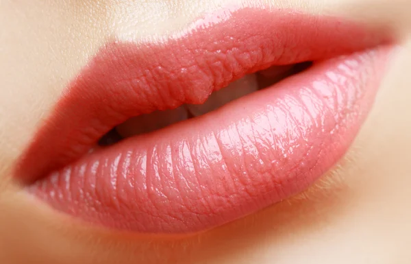 Labios rojos mate primer plano — Foto de Stock