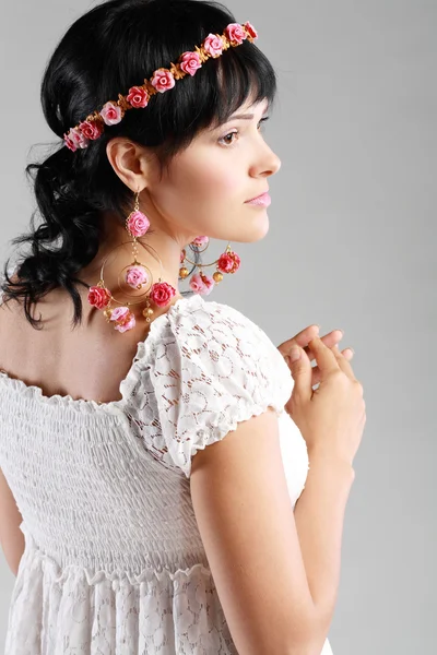 Femme en blanc avec une couronne de fleurs — Photo