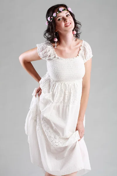 Beyaz elbiseli genç kadın — Stok fotoğraf