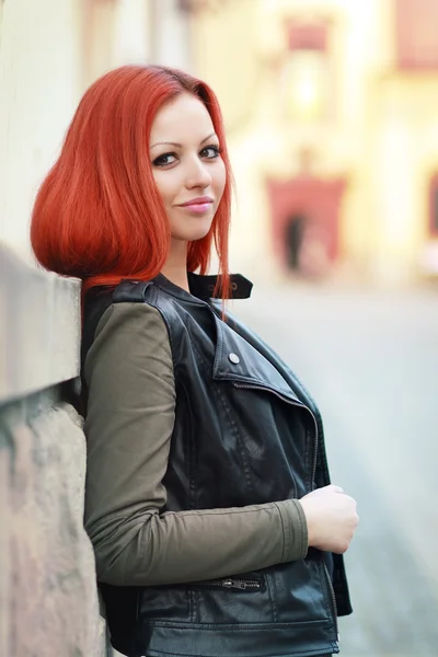 Menina bonita com cabelo vermelho — Fotografia de Stock