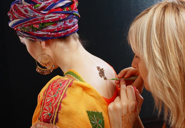 Proces van tekening henna toe te passen op de achterkant — Stockfoto