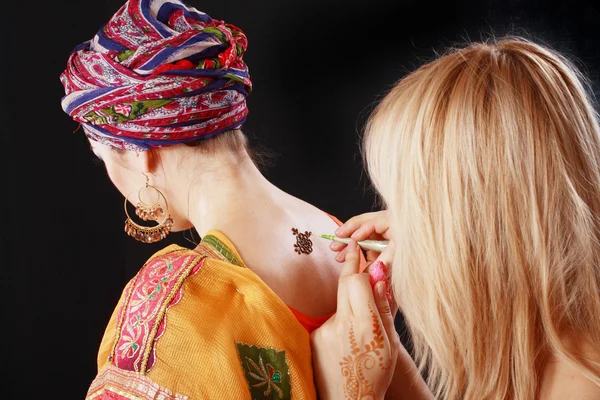 Processo de desenho henna aplicando na parte de trás — Fotografia de Stock