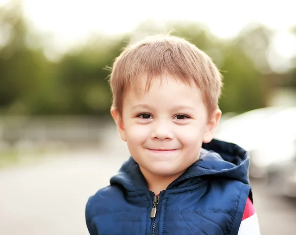 Jungengesicht lächelt — Stockfoto