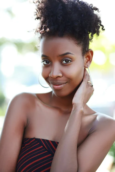 Jonge Afrikaanse vrouw die lacht — Stockfoto