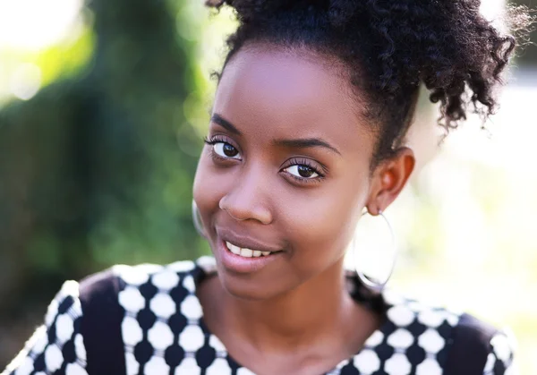 笑みを浮かべて若いアフリカ人女性 — ストック写真
