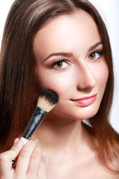 Vrouw die make-up toepast Rechtenvrije Stockfoto's