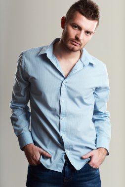 yakışıklı delikanlı.