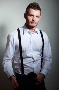 genç adam tutun ceket