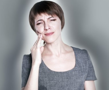 diş ağrısı olan kadın