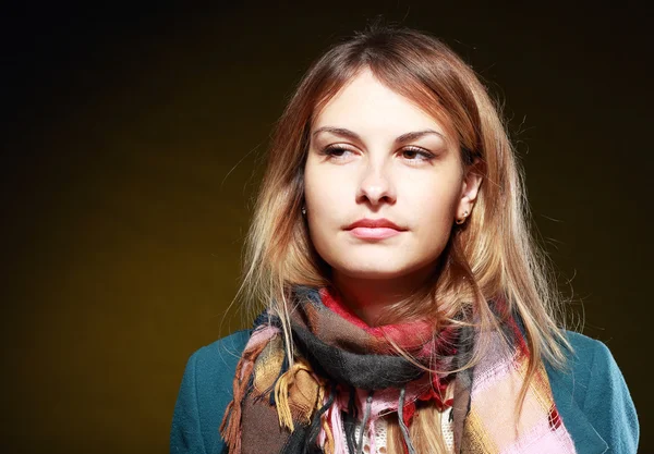 Ragazza in cappotto e sciarpa — Foto Stock