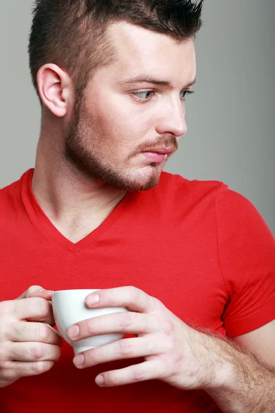 Cara segurando xícara de café — Fotografia de Stock