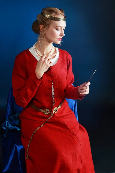 Frau in mittelalterlicher Kleidung — Stockfoto