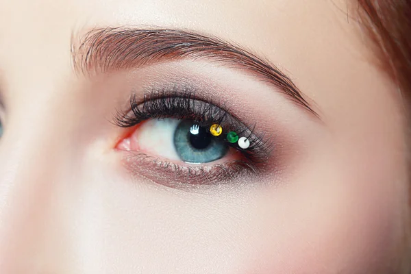 Nahaufnahme eines schönen weiblichen Auges — Stockfoto