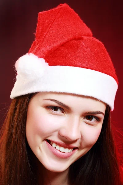 Mulher de chapéu vermelho de Papai Noel rindo — Fotografia de Stock