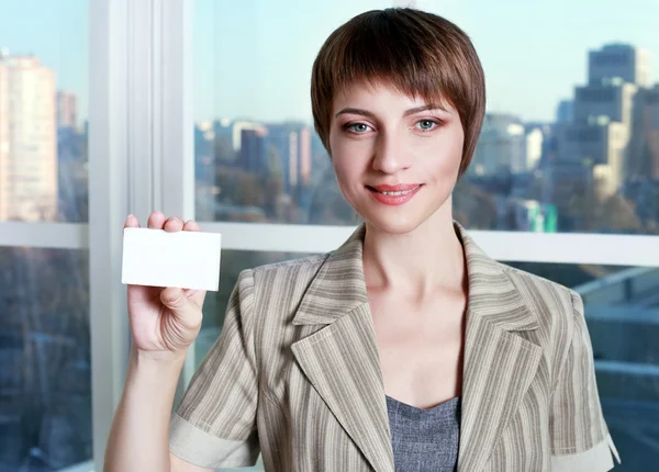 Mujer mostrando tarjeta — Foto de Stock