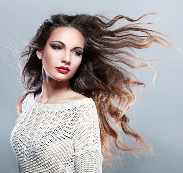 Mujer con cabello castaño largo —  Fotos de Stock