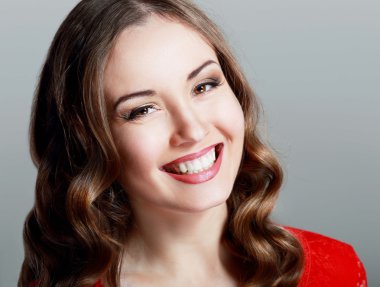 mutlu genç gülümseyen kadın