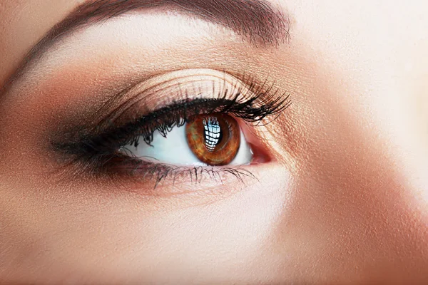 Beautiful womanish eye — Stock Photo, Image
