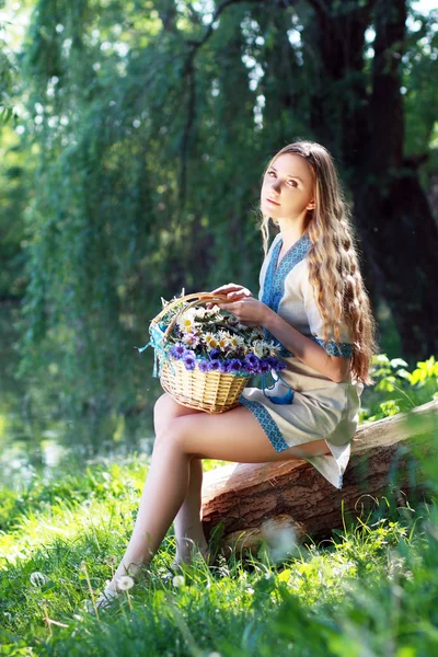 Mulher ucraniana com flores grinalda — Fotografia de Stock