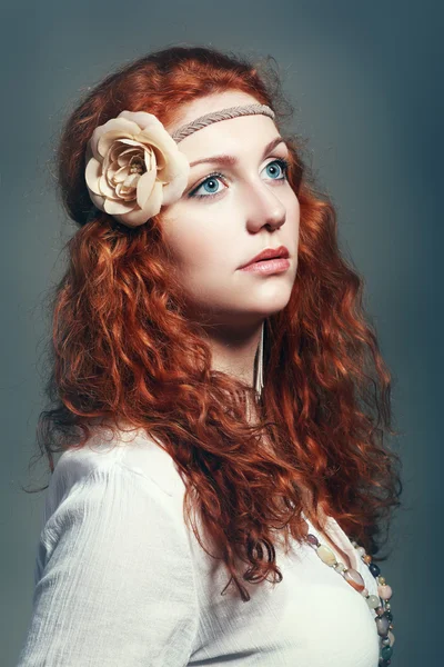 Jonge vrouw met rood haar — Stockfoto