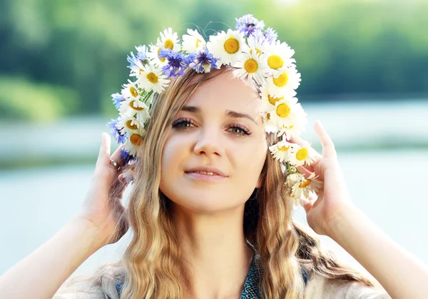 鲜花花圈的乌克兰女人 — 图库照片