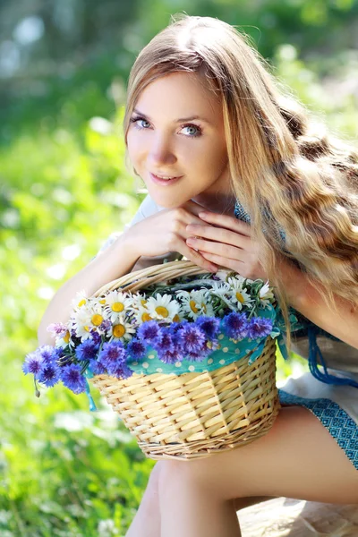 Mujer ucraniana con flores corona —  Fotos de Stock