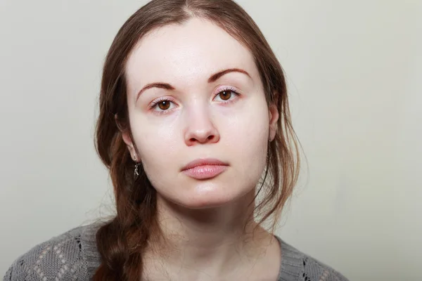 Jonge vrouw zonder make-up — Stockfoto