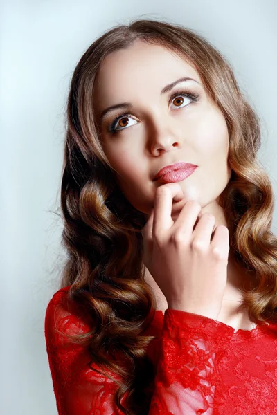 Joven mujer feliz pensamiento — Foto de Stock