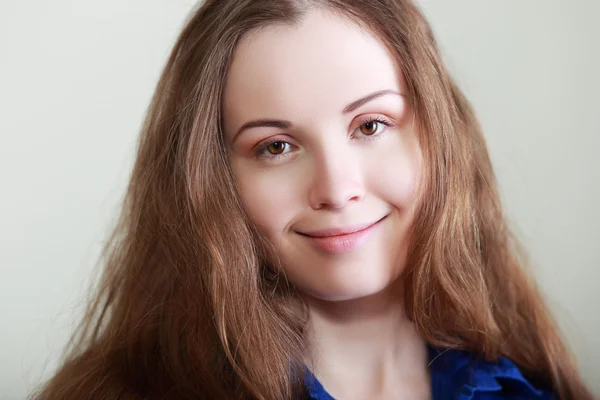 Beautiful young woman smiling — Stock Photo, Image