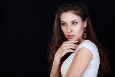 Düşünen genç kadın