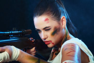 Güzel kız silahla poz