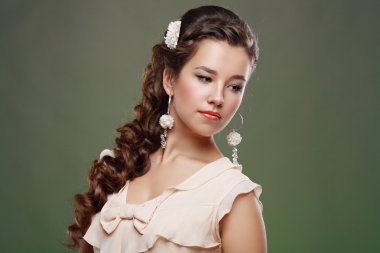 saç çiçeği ile güzel bir kadın