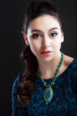 Mavi Mücevherat ile esmer kız