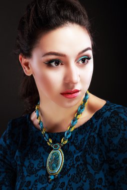 Mavi Mücevherat ile esmer kız