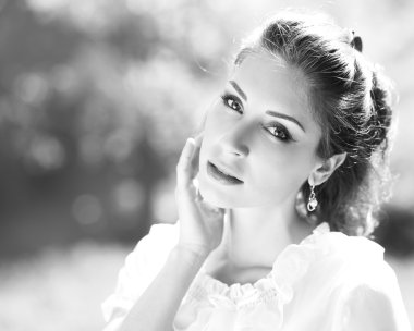 Dışarıdaki genç kadın portresi.