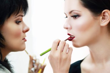 kadına uygulanan makyaj makyaj sanatçısı