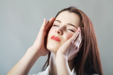 baş ağrısı olan güzel kadın