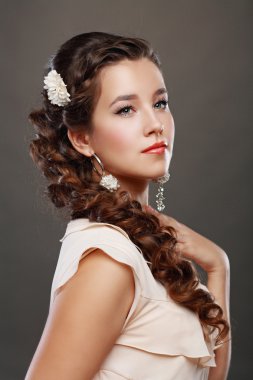saç çiçeği ile güzel bir kadın