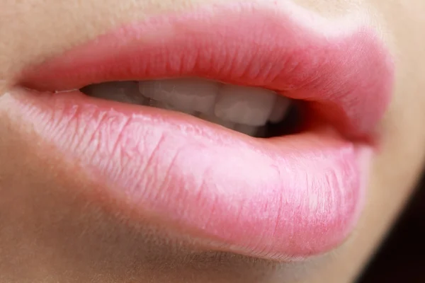 Hermosos labios femeninos — Foto de Stock