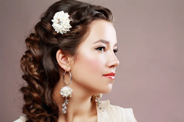 Mulher bonita com flor no cabelo — Fotografia de Stock