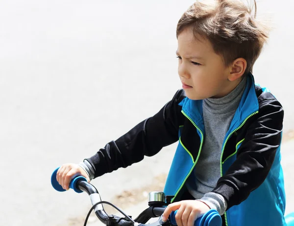 Malý kluk jedoucí na kole — Stock fotografie