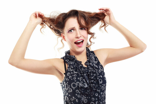 женщина смотрит на короткие плохие волосы
.