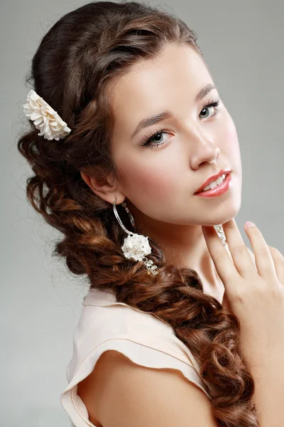 Mulher bonita com flor no cabelo — Fotografia de Stock