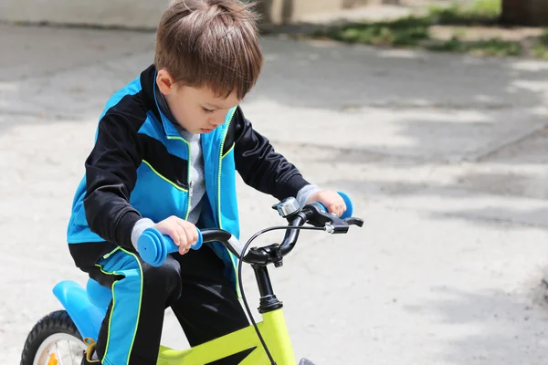 小男孩骑自行车 — 图库照片