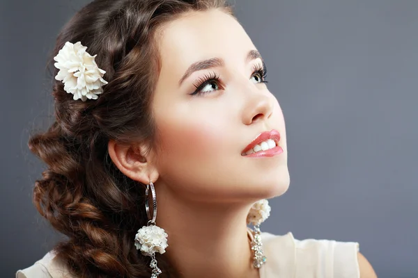 Hermosa mujer con flor en el pelo — Foto de Stock